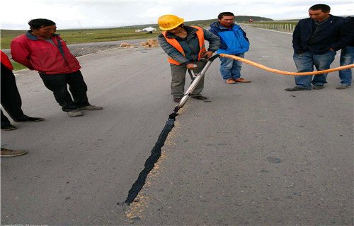 不小心粘上道路密封胶如何去除